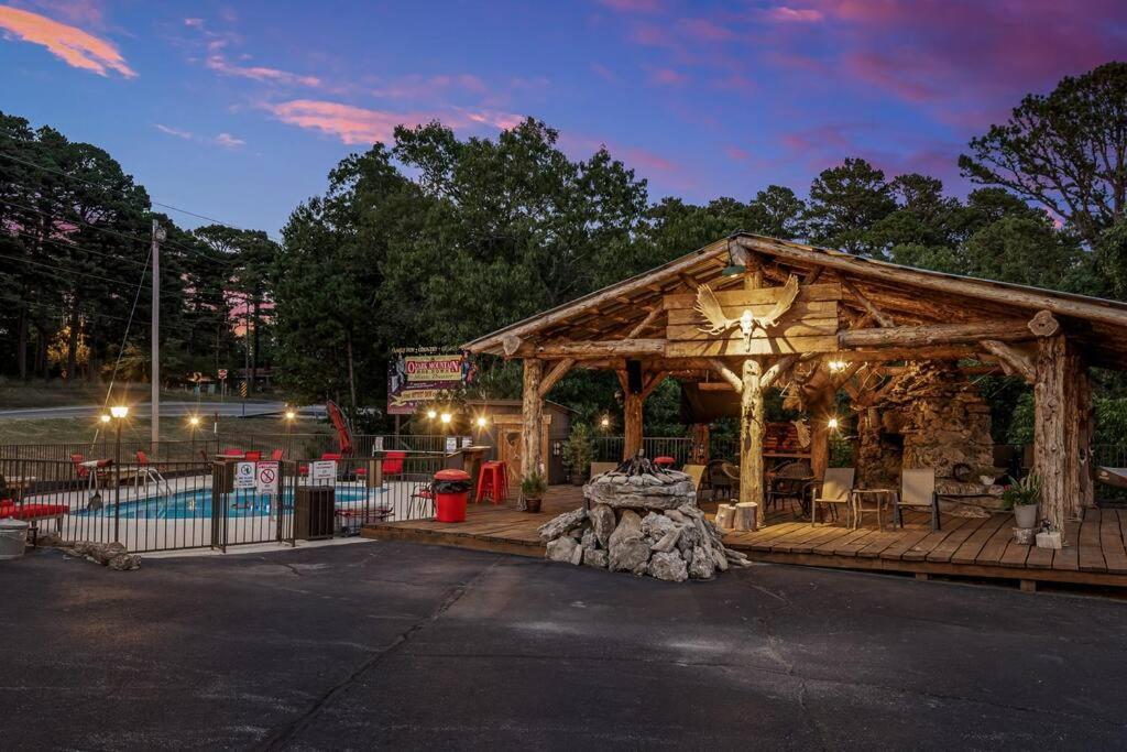 Stonegate Lodge King Bed Wifi 50In Roku Tv Salt Water Pool Room #102 Eureka Springs Dış mekan fotoğraf