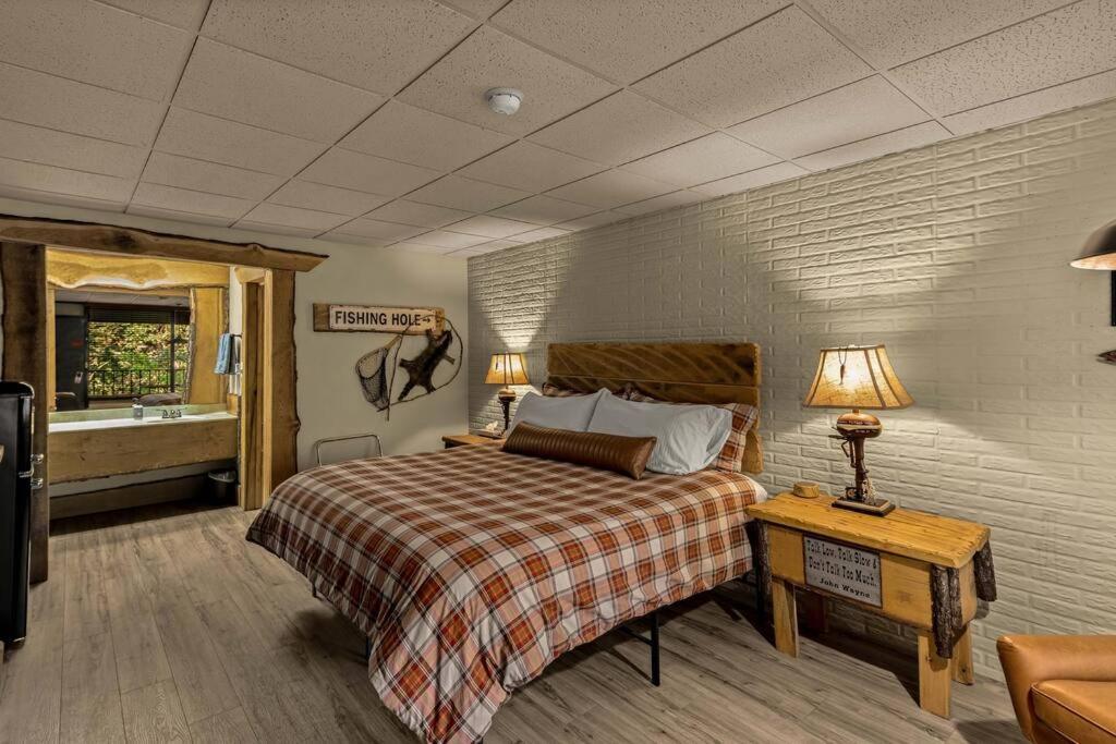 Stonegate Lodge King Bed Wifi 50In Roku Tv Salt Water Pool Room #102 Eureka Springs Dış mekan fotoğraf