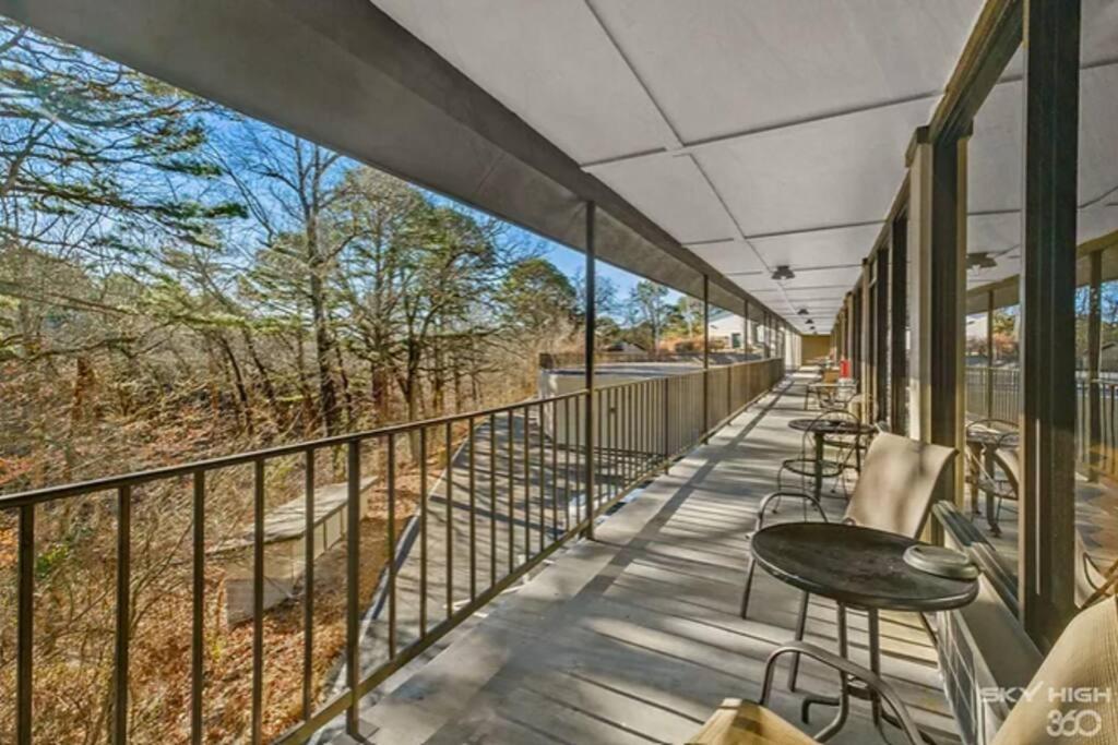 Stonegate Lodge King Bed Wifi 50In Roku Tv Salt Water Pool Room #102 Eureka Springs Dış mekan fotoğraf