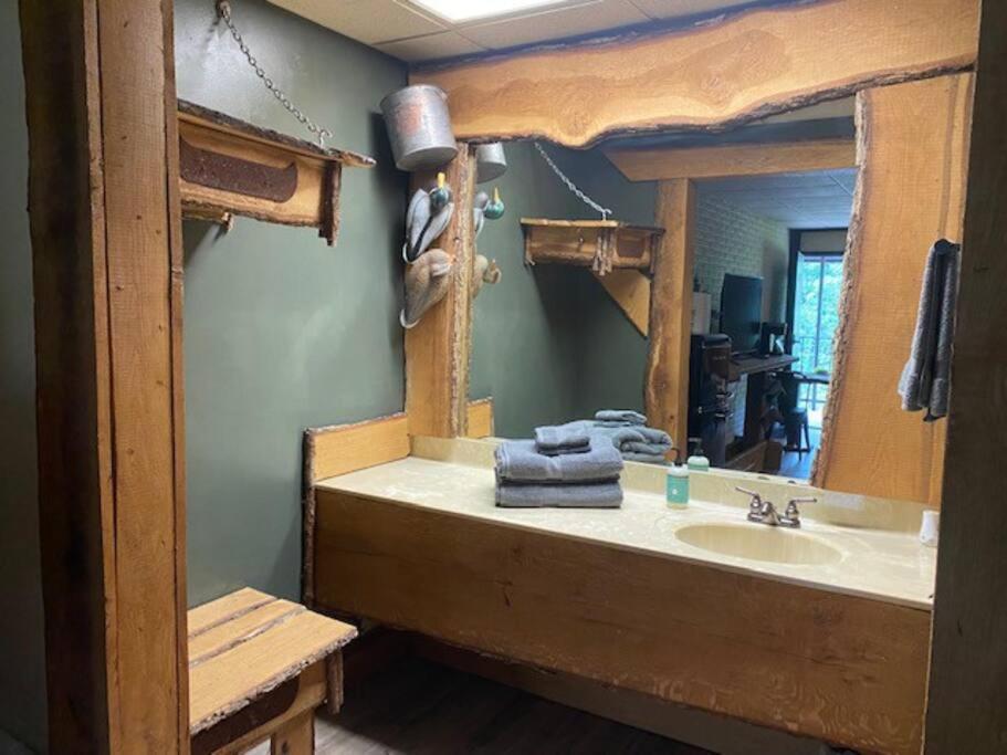 Stonegate Lodge King Bed Wifi 50In Roku Tv Salt Water Pool Room #102 Eureka Springs Dış mekan fotoğraf