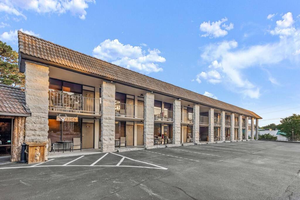 Stonegate Lodge King Bed Wifi 50In Roku Tv Salt Water Pool Room #102 Eureka Springs Dış mekan fotoğraf