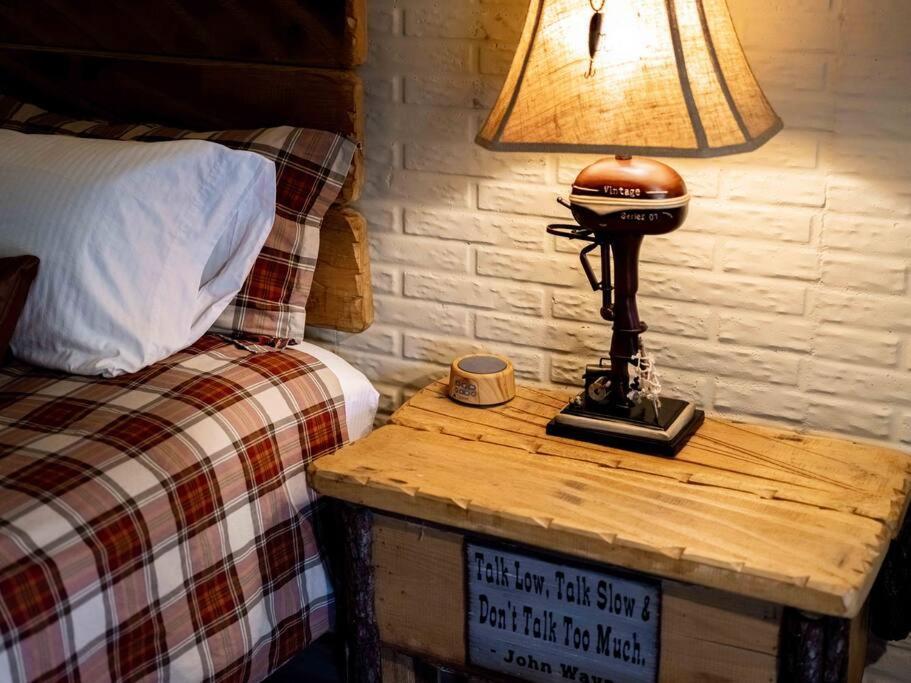 Stonegate Lodge King Bed Wifi 50In Roku Tv Salt Water Pool Room #102 Eureka Springs Dış mekan fotoğraf