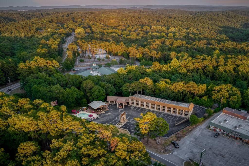 Stonegate Lodge King Bed Wifi 50In Roku Tv Salt Water Pool Room #102 Eureka Springs Dış mekan fotoğraf