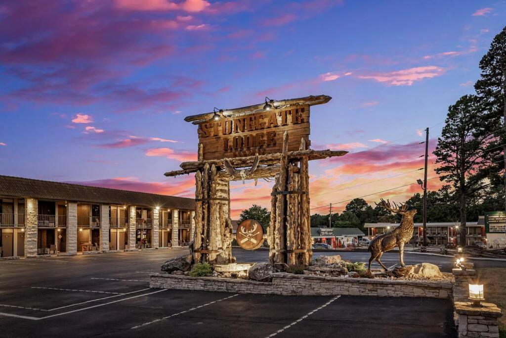 Stonegate Lodge King Bed Wifi 50In Roku Tv Salt Water Pool Room #102 Eureka Springs Dış mekan fotoğraf